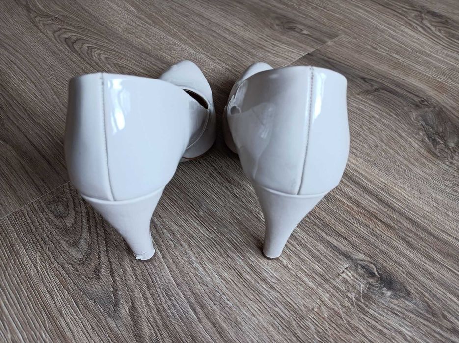 Lakierowane buty na obcasie