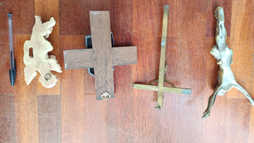 Crucifixos e anjinho