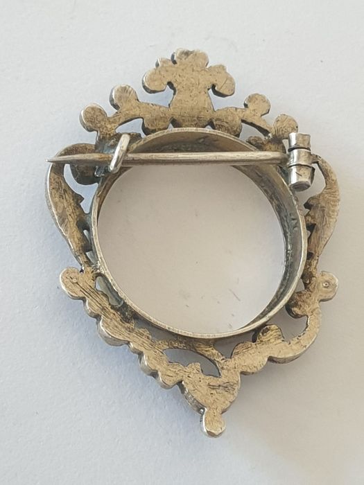Linda antiga pregadeira em prata para inserir uma fotografia ou camafe