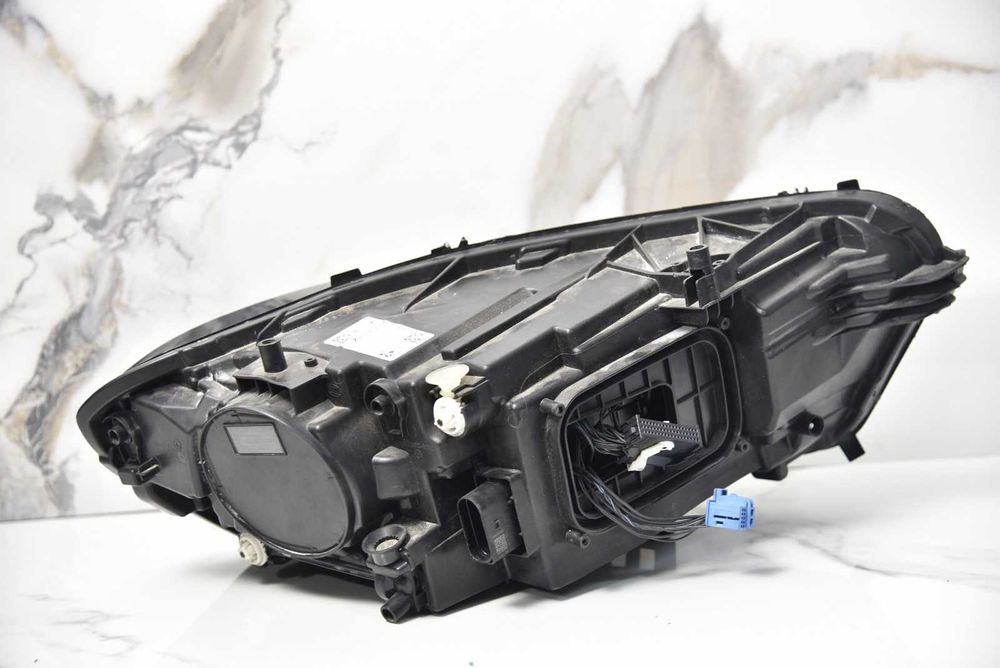 FAROL ESQUERDO – MERCEDES-BENZ CLA (2019–2023)