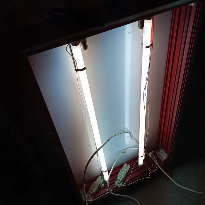 neon reklama  lokal u  bar   retauracja  wielkie  litery oświetle CAFE