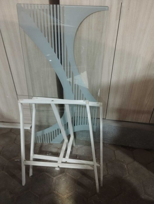 Mesa de vidro muito bonita ( baixa de preço só até sábado)