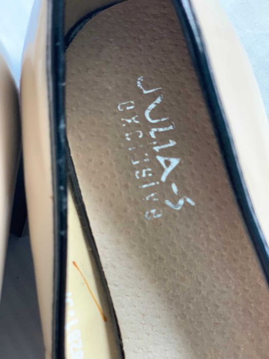 Buty damskie nowe beżowe lakierki, wkładka ze skóry nowe