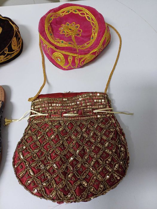 Chapéus muçulmanos, sandálias e bolsa