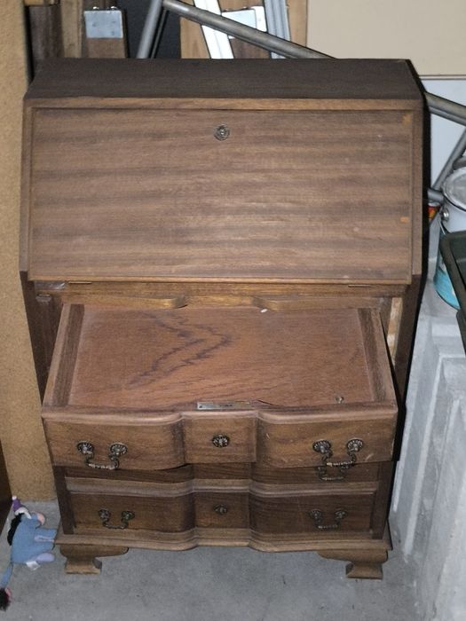 Secretária muito antiga