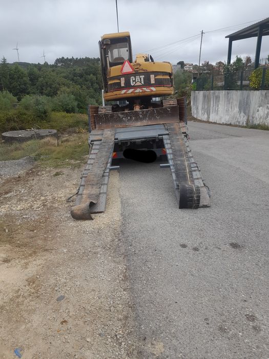 Camiao com plataforma para maquinas