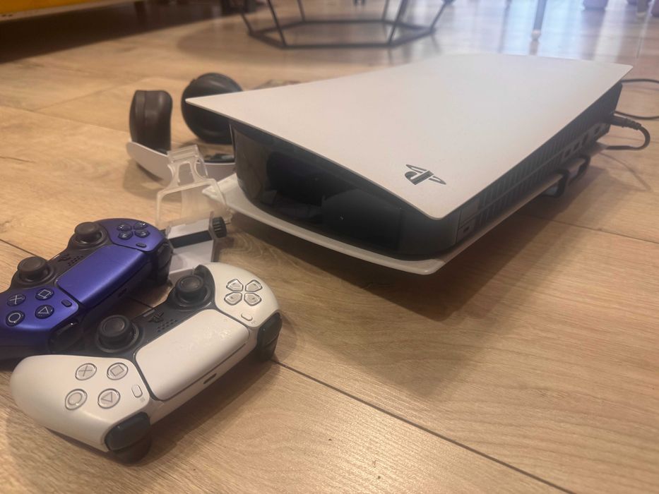 PS5 z napędem + 2pady + 2gry + Sluchawki Sony Pulse + SSD 2TB + uchwyt