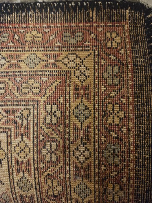 Prawdziwy dywan orientalny z naturalnych materiałów.