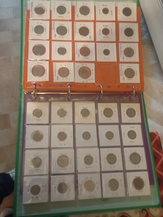 à venda: 
cerca de 450 moedas de diferentes países.