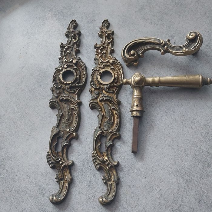 Stare mosiężne okucia drzwiowe