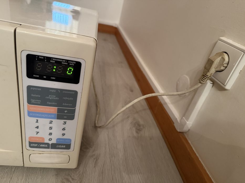 Microondas a trabalhar branco