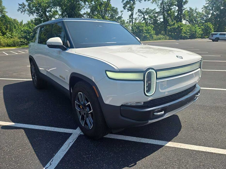 Rivian R1S      2024