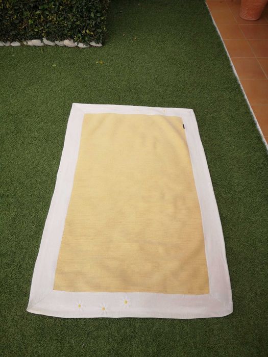 Tapete de pano branco e amarelo