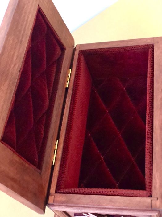 Szkatułka ręcznie rzeźbiona