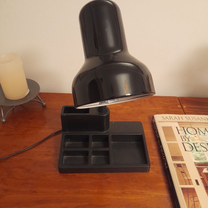 Candeeiro secretária com caixa arrumos