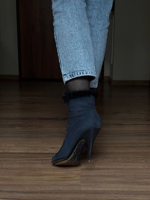 Botki na obcasie z futrem z norek