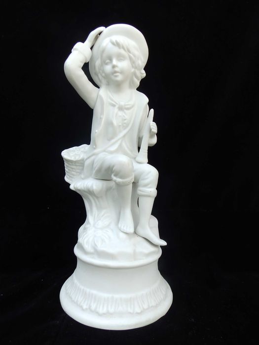 Фарфоровая статуэтка . Бисквит . Музыкант