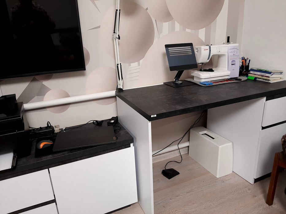 Стіл письмовий білий із чорною стільницею