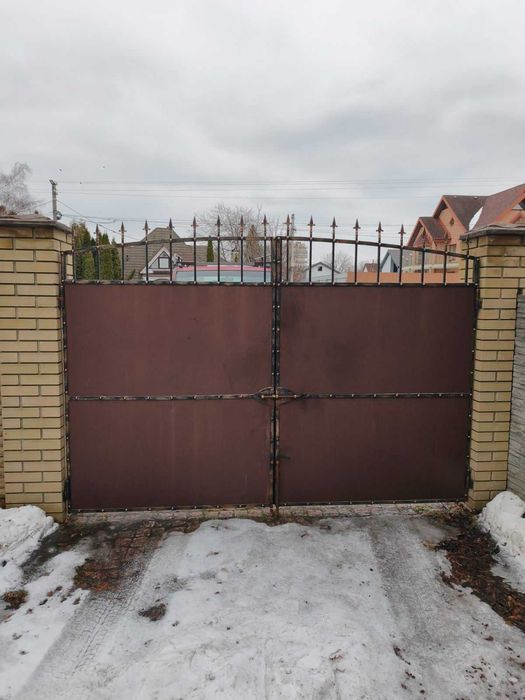 Двоє кованих воріт, хвіртка та ковка на забор