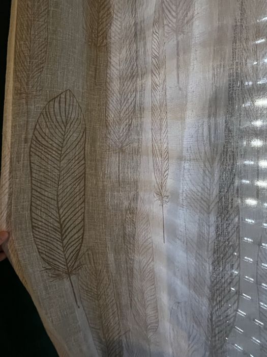 Cortinados com detalhes de penas