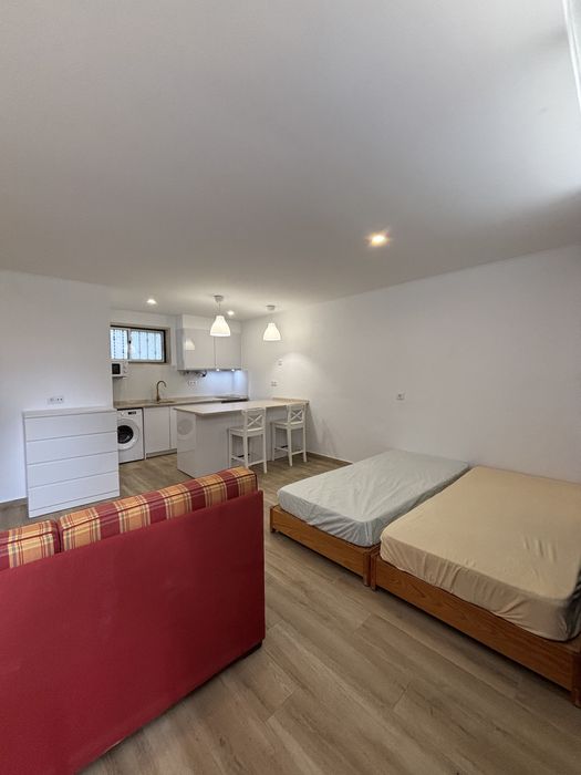 Estúdio T0 remodelado, no centro de Caneças - pronto a estrear