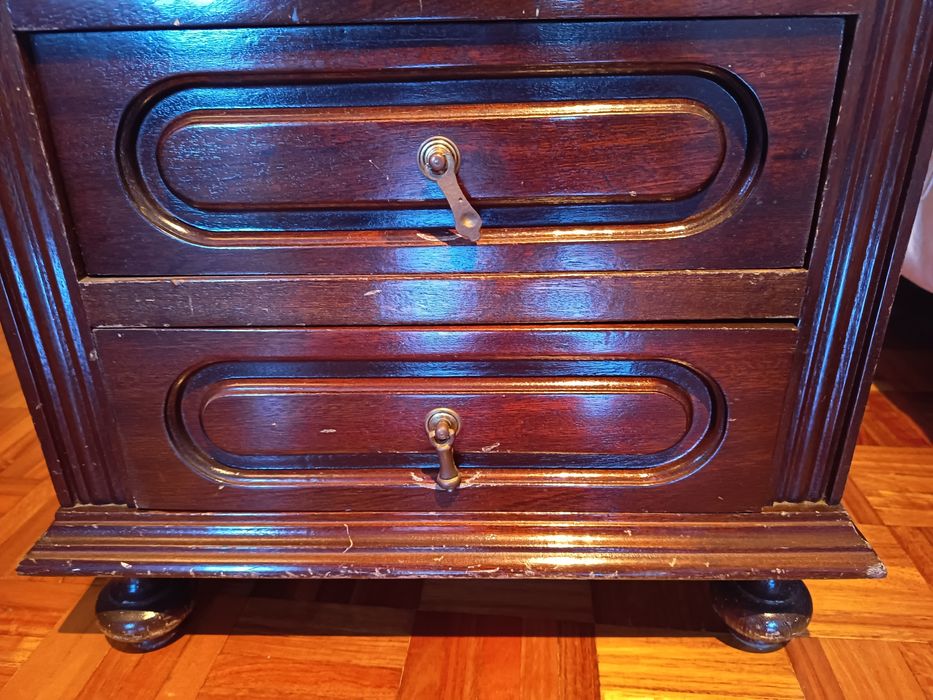 Cómoda e Mesinha de Cabeceira Madeira