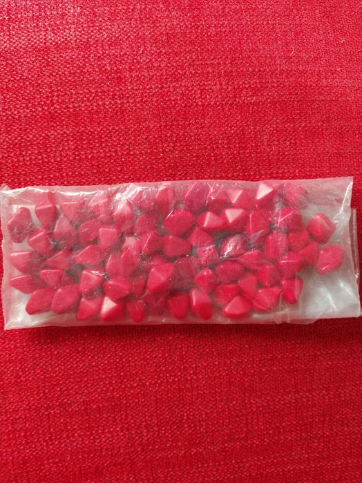 Embalagem com pedras vermelhas perfuradas p/atividades