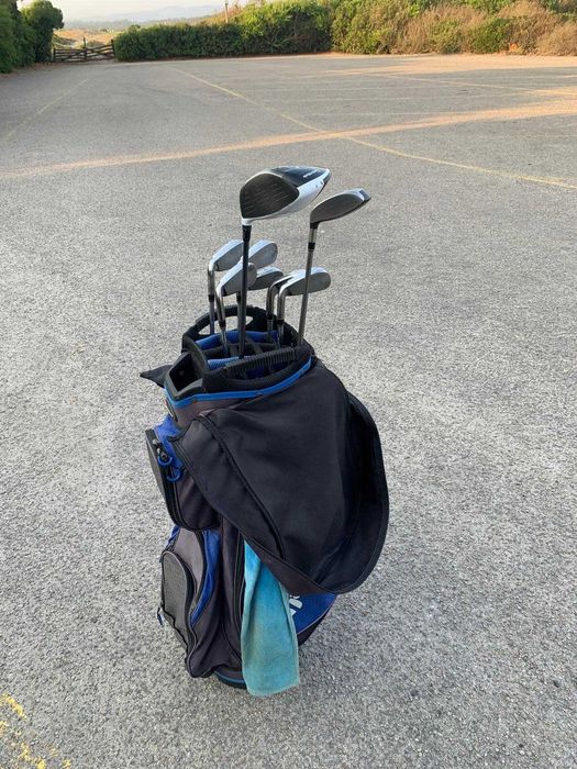 Saco de Golfe com set de ferros, drive, madeira3 Taylormade e trolley