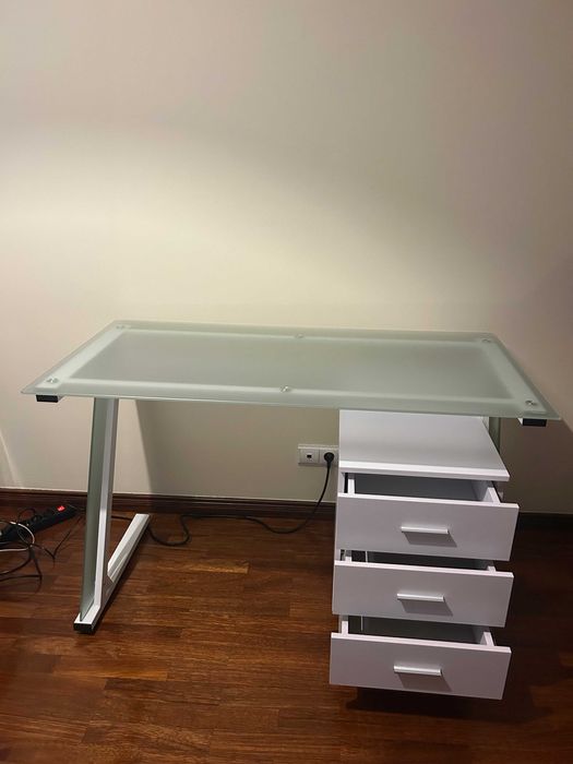 Secretária de vidro fosco com 3 gavetas - moderna e elegante!