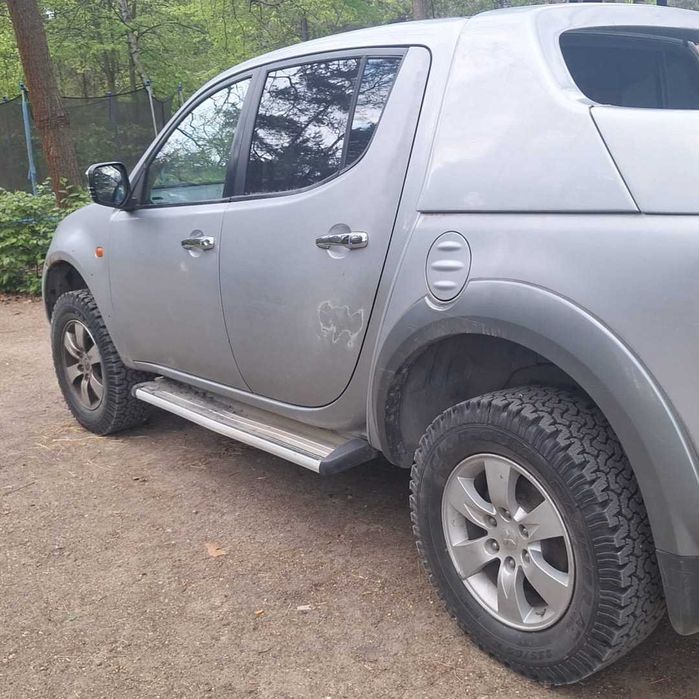 Пікапи (Hiluxy, Nawara, L200) з Ірландії