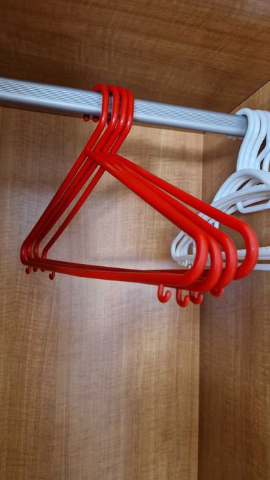 Conjunto 14 cabides cores diversas de plástico