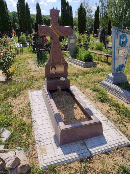 ПАМ'ЯТНИКИ з граніту, бетону, мармурової крихти