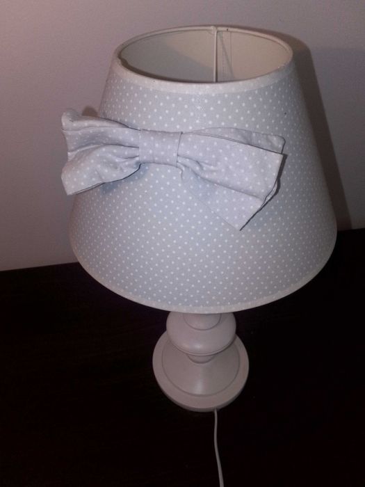 Lampa biała z kokardą abażur w kropki