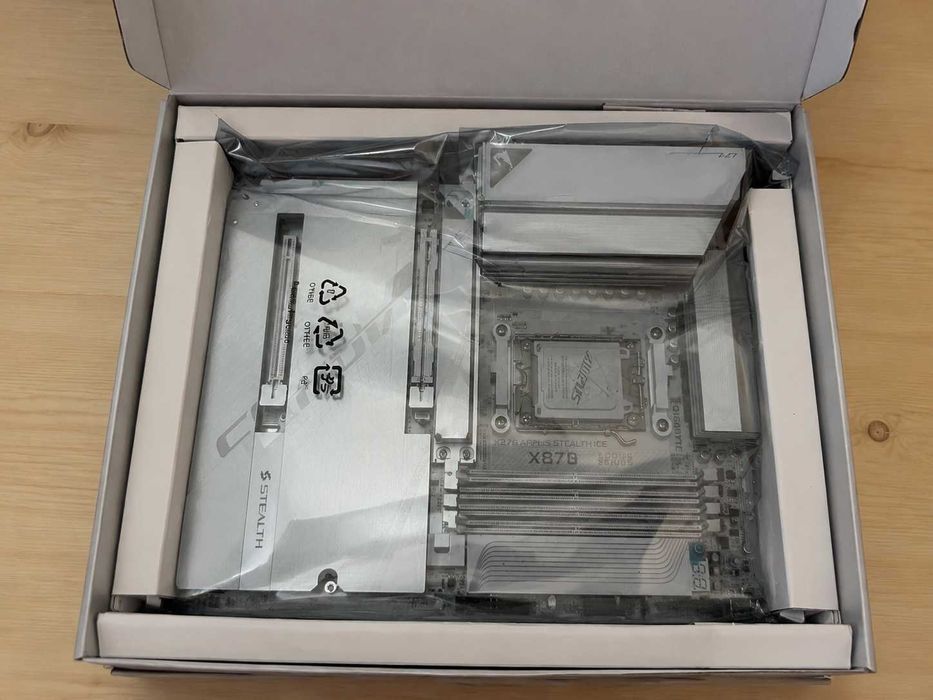 Материнська плата GIGABYTE X870 AORUS STEALTH