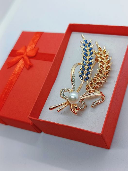 Piękna broszka w pudełku