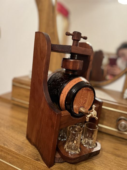 Vendo barril em vidro com 4 copos e suporte em madeida