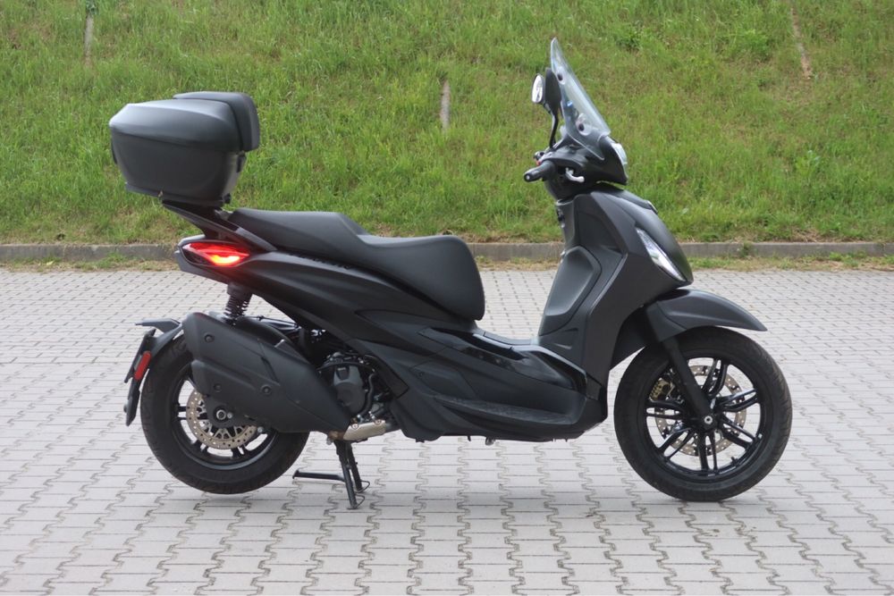 Piaggio Beverly 400 HPE 2023.11 Nero Cosmo model 2024