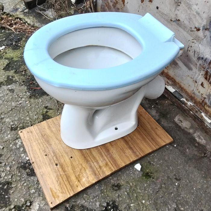 Унитазы б/у,детские горшки в рабочем состоянии