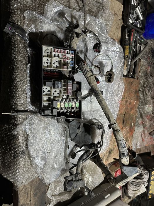 Блок запобіжників предохранителей Mazda 3 1.6d bk 03-09 8688039