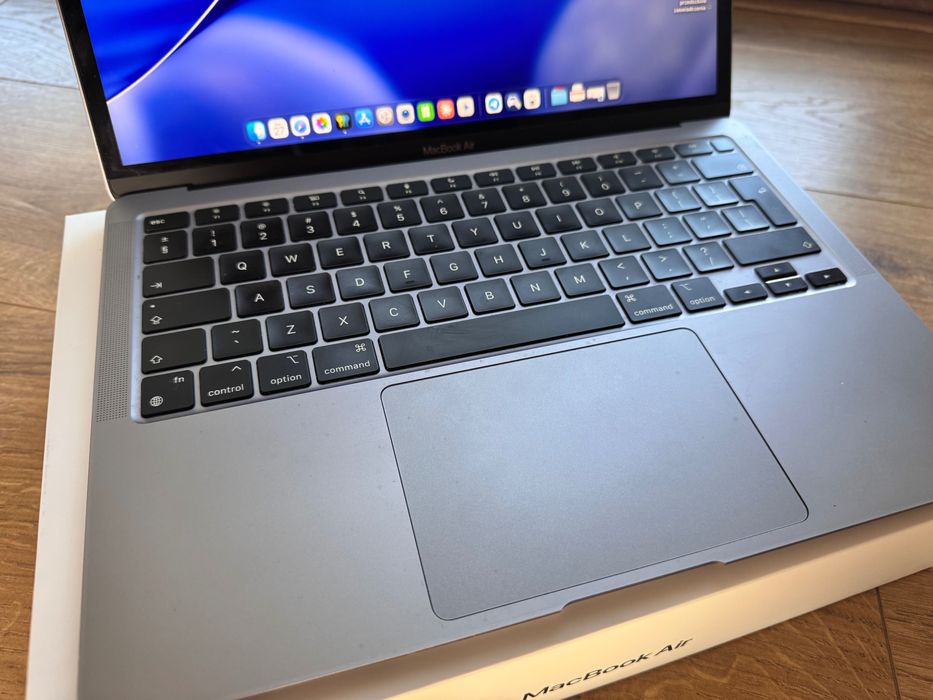 Apple MacBook Air M1 8GB/256GB – stan bardzo dobry, drobna usterka matrycy