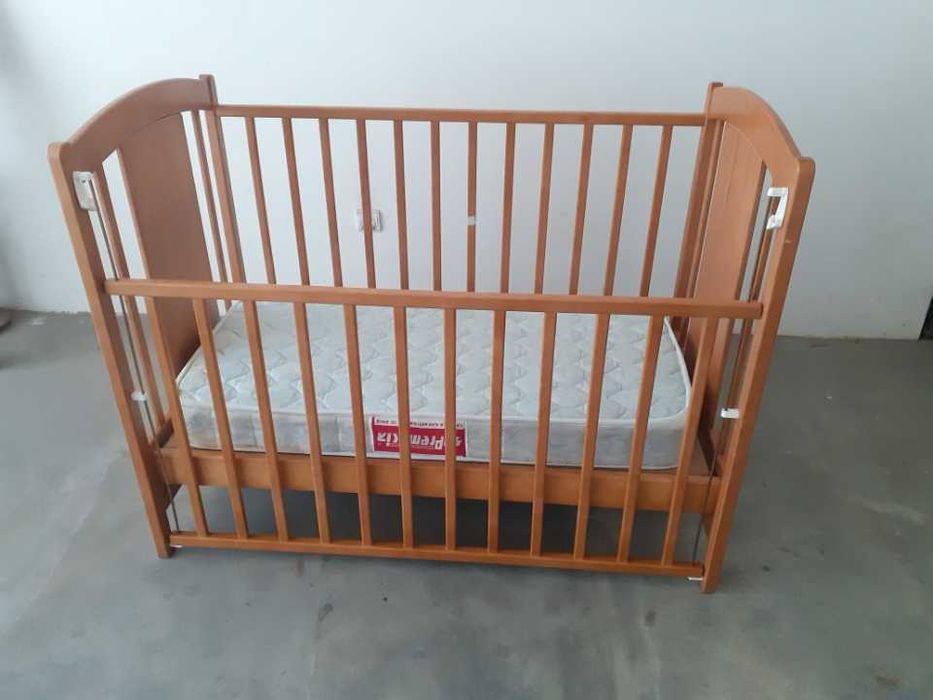 Cama e colchão de bébé