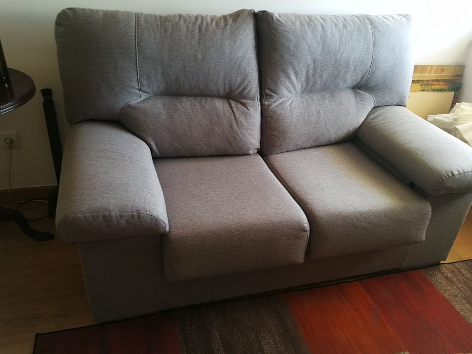 Sofa cinza claro 2 lugares