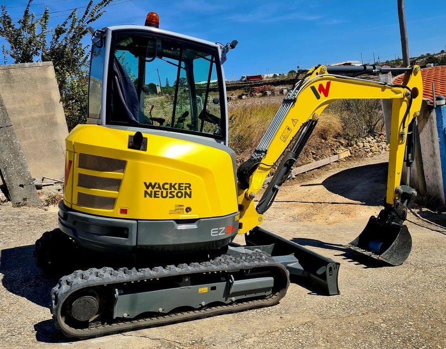 Serviços com mini giratória.