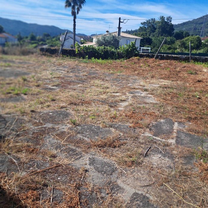 Vende-se Quinta com área urbana no centro de Fataunços, concelho de Vouzela
