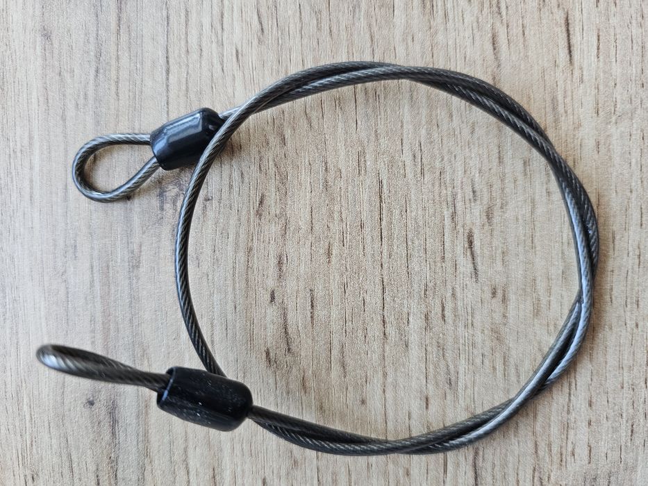 Linka stalowa do mocowania kasku motocyklowego