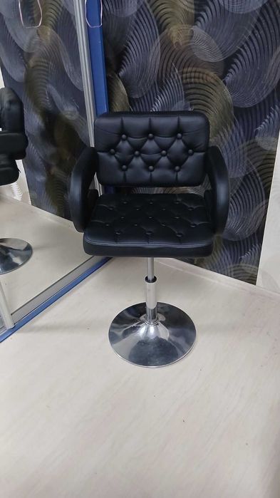 перукарське крісло візажиста  крісло для бровиста стілець барний