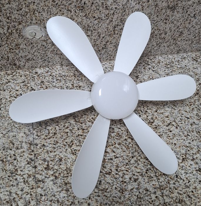 Ventoinha de Teto com Lâmpada Integrada