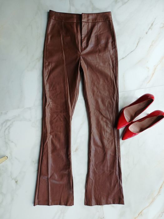 Bershka czekoladowe spodnie brązowe flare dzwony wysoki stan skórzane skóra XS 34