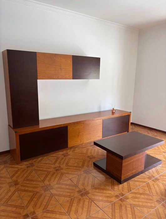 Vendo um conjunto de móveis de sala (móvel de tv/ e de parede + mesa de centro
