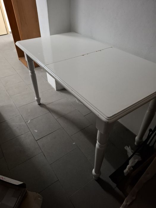 Mesa e cadeiras de cozinha